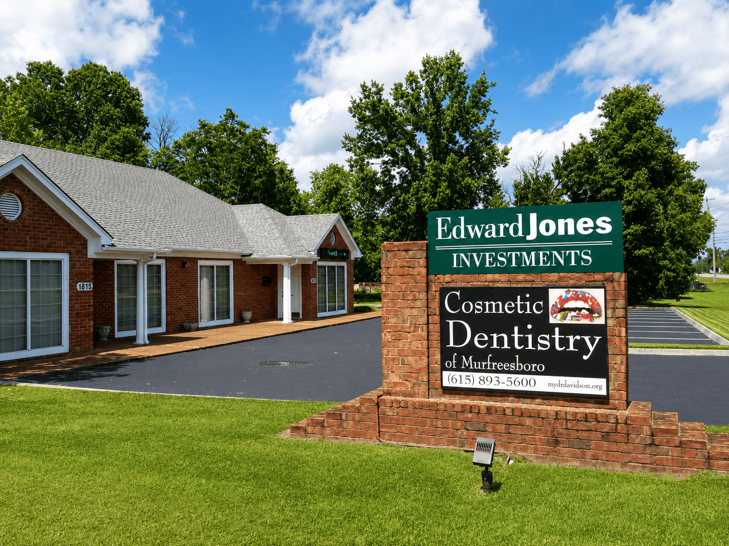 Family & Cosmetic Dentistry of Murfreesboro office building and sign in Murfreesboro, Tennessee